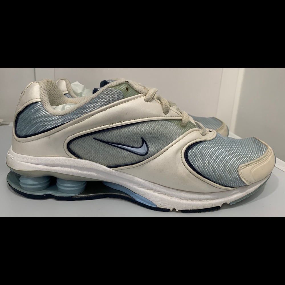 Women’s 9.5 Nike shox shoes